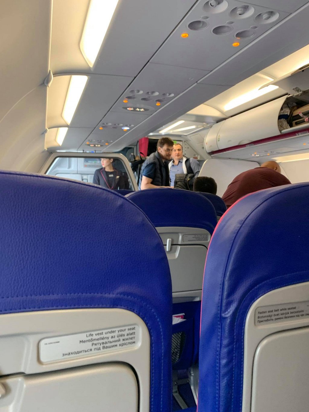 Бывшего премьера Гончарука и экс-мэра Ирпеня Карплюка заметили в одном самолете, улетающем в Португалию (фото)