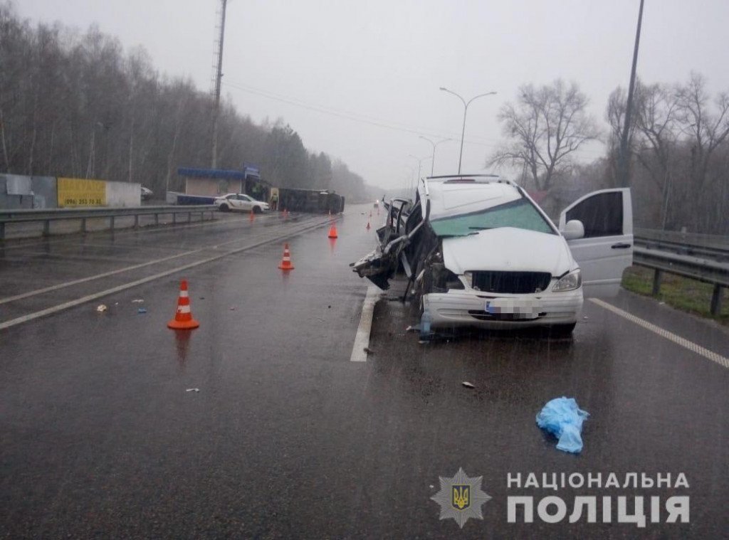 На Киевщине требование полицейского об остановке обернулось ДТП с 7 пострадавшими (фото)