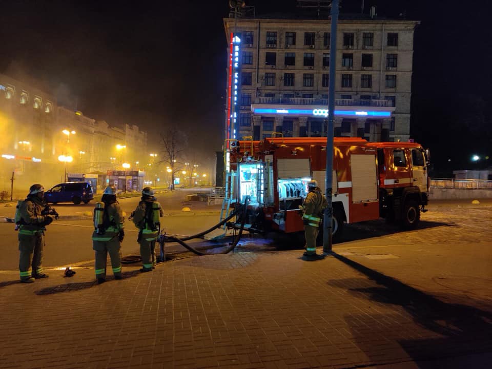 Масштабный пожар происходит в подземном коллекторе на Крещатике (фото, видео)