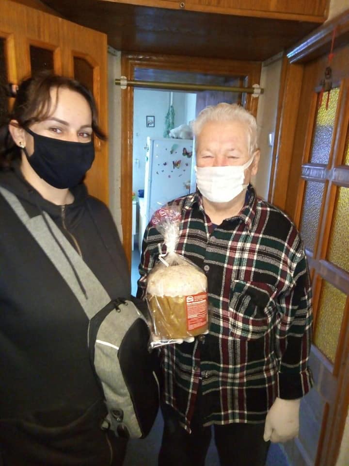БФ “Соломенский” оказал материальную помощь 168 одиноким пожилым киевлянам к празднику Пасхи (фото)