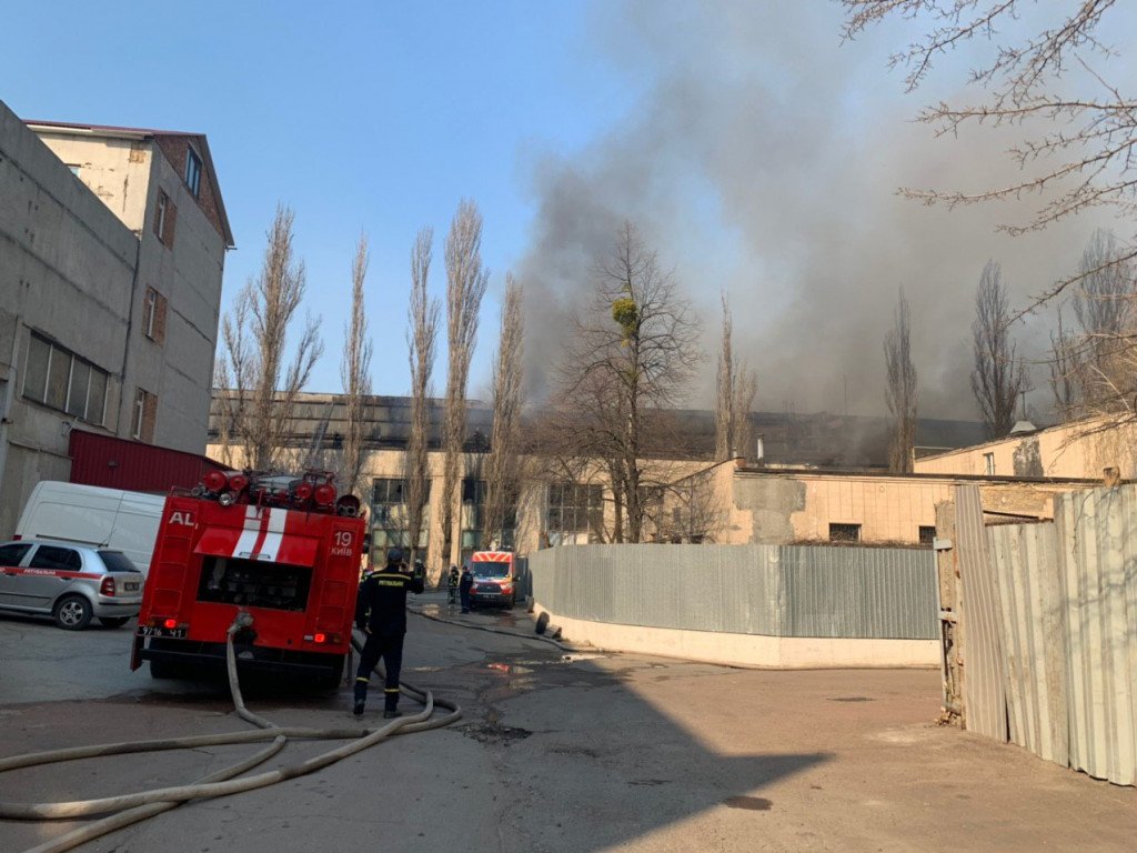 В Дарницком районе происходит масштабный пожар на складе лакокрасочных материалов (фото, видео)