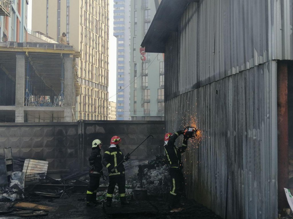 В Киеве на улице Островского сгорел склад на площади 100 кв м