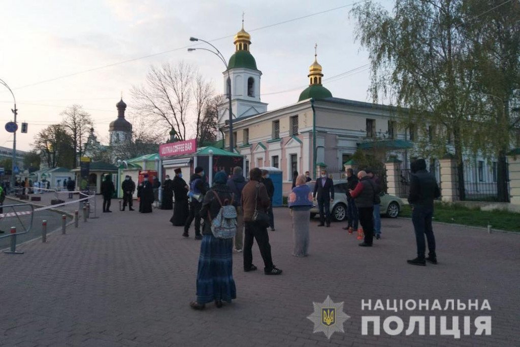 В ночь на воскресенье храмы Украины посетили 130 тысяч украинцев, вопреки призывам властей этого не делать
