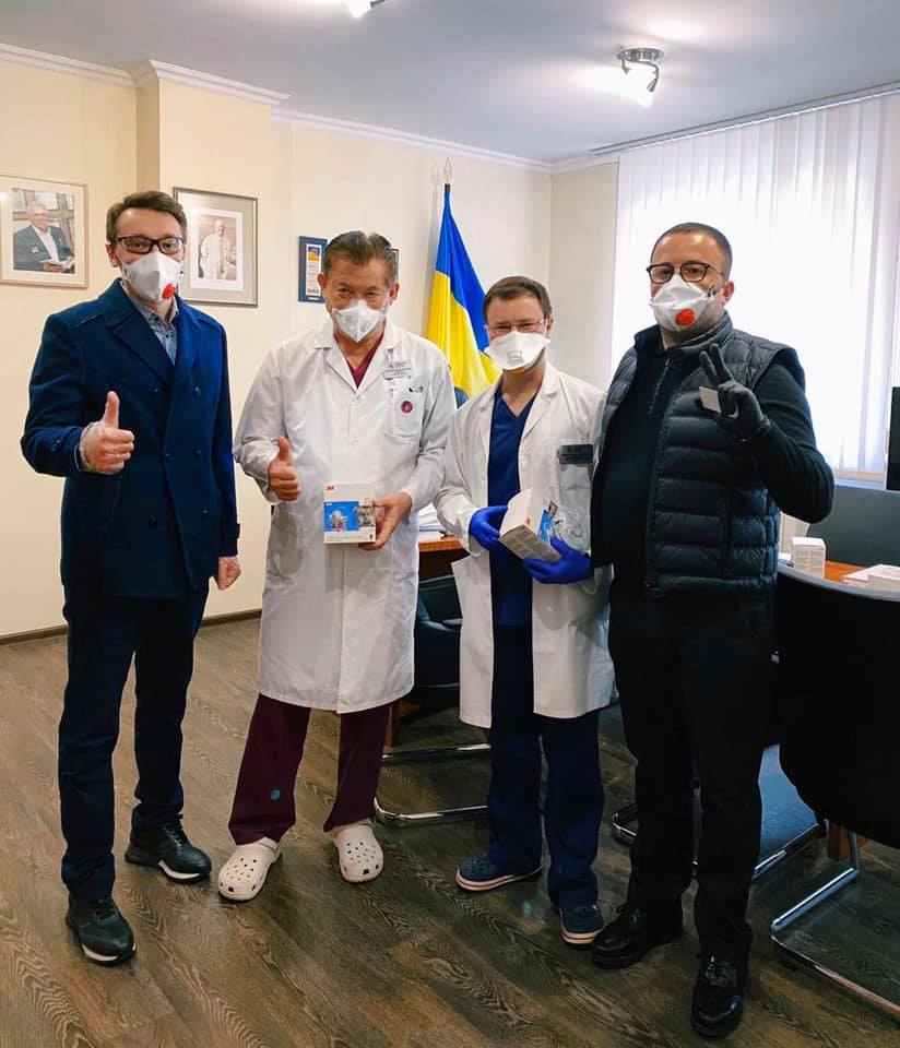 Киевские предприниматели передали средства защиты от коронавируса в институт им. Амосова