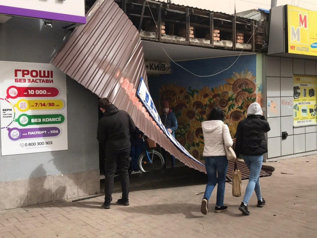 Пылевая буря в Киеве и окрестностях поломала деревья, сорвала крышу и спровоцировала смертельное ДТП (фото, видео)