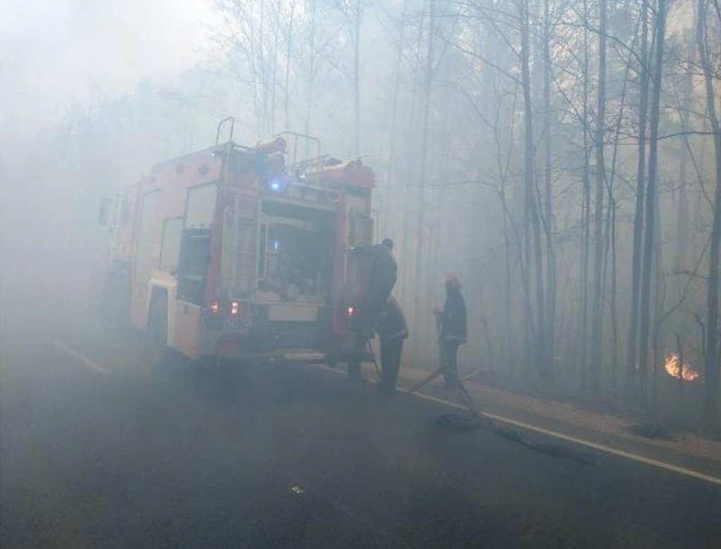 Бойцы ГСЧС продолжают бороться с 4 очагами горения на Киевщине и 9 на Житомирщине (фото, видео, карта пожаров)