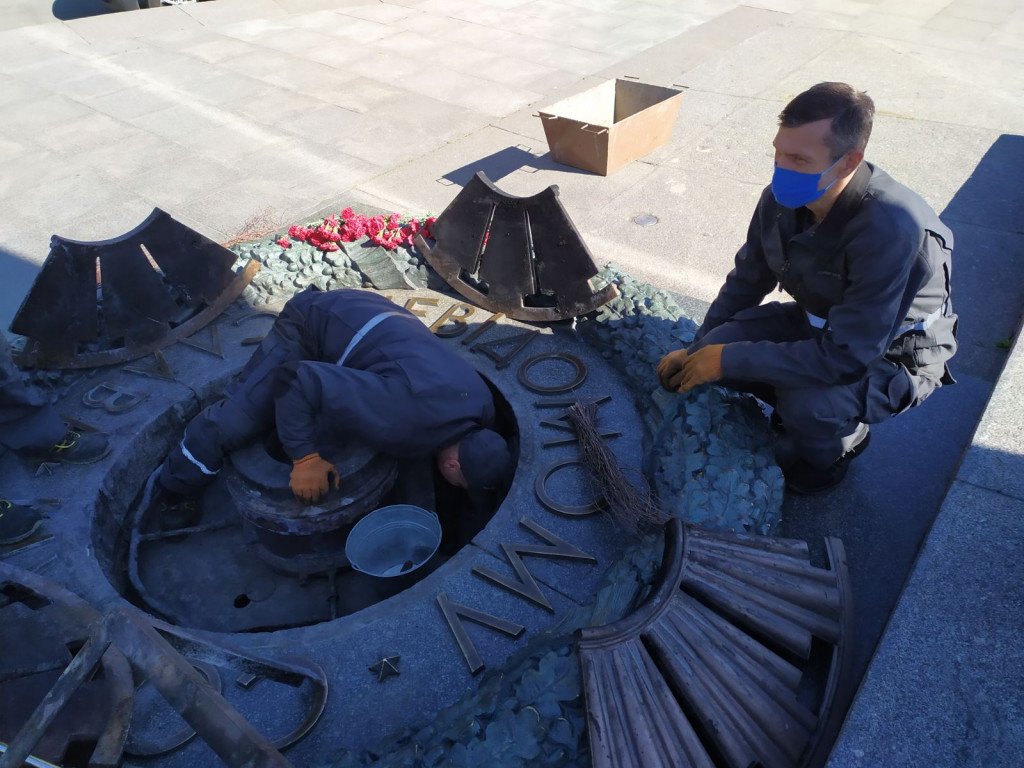 В Киеве восстановили работу Вечного огня после очистки горловины от большого количества мусора (фото)