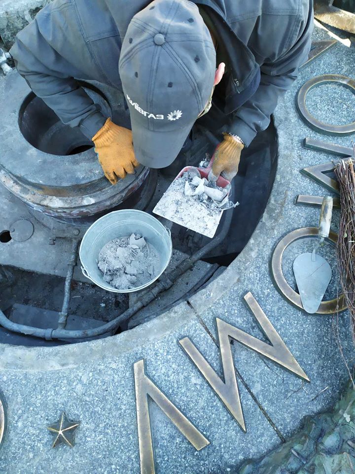 В Киеве восстановили работу Вечного огня после очистки горловины от большого количества мусора (фото)
