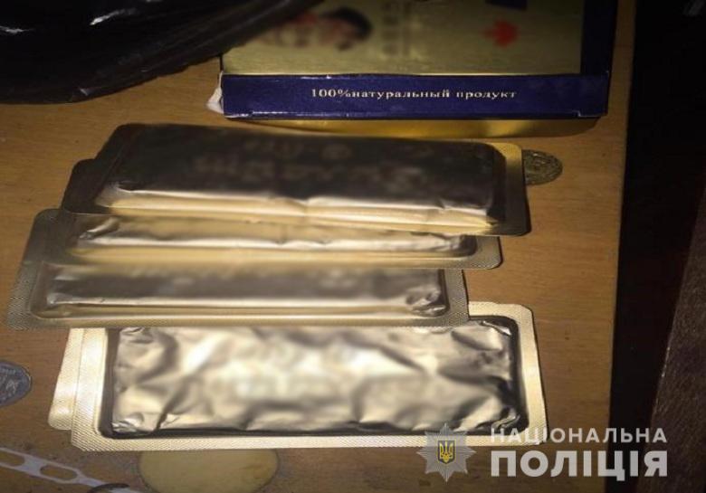 В Киеве мужчина через интернет продавал психотропы под видом таблеток для похудения (фото)