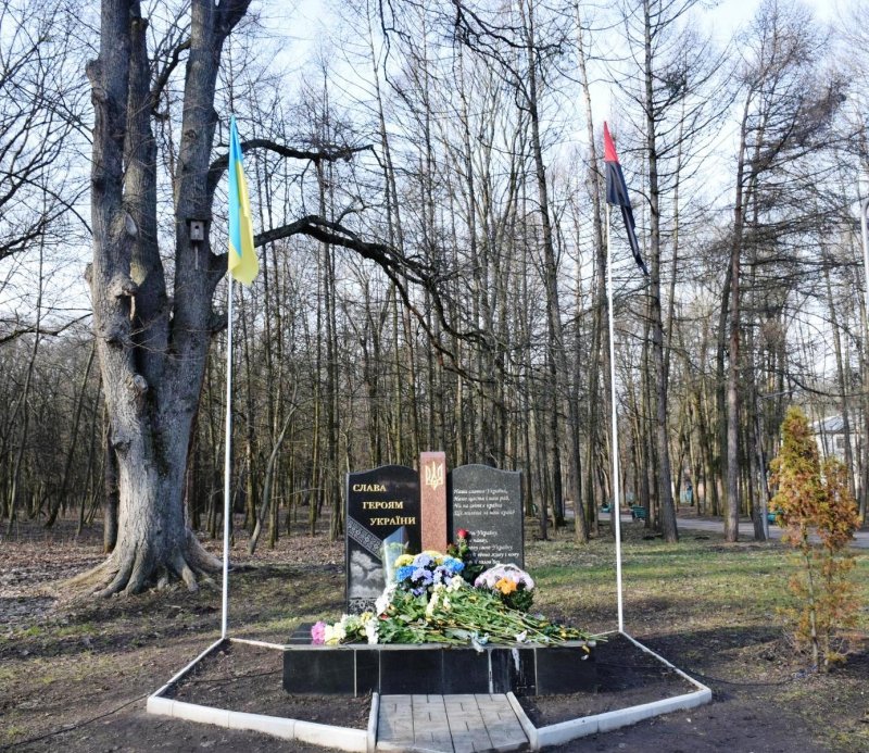 В Яготине на Киевщине вандалы срезали флагшток и ограду на Аллее Славы (фото)