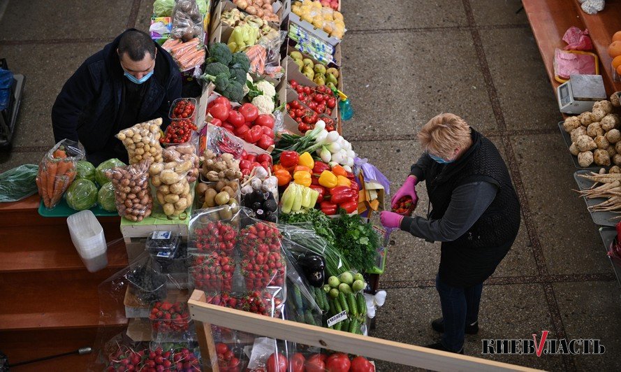 Как до полного окончания карантина работает киевский Владимирский рынок (фоторепортаж)