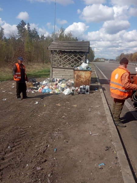 Служба автодорог Киевщины пожаловалась на множество несанкционированных свалок вдоль трасс области (фото)