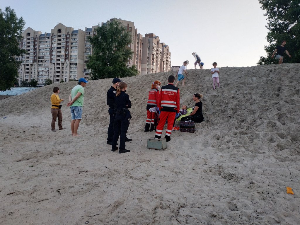 На Оболонской набережной под грудой песка чуть не погибла 10-летняя девочка (фото, видео)