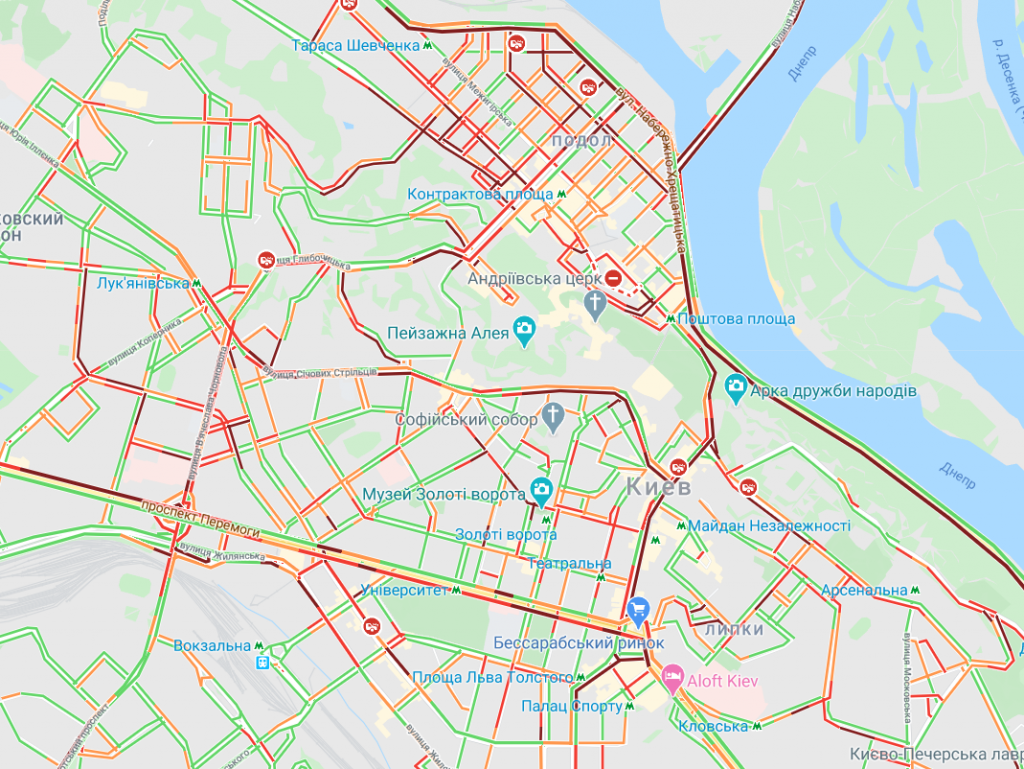 Перед выходными в Киеве образовались масштабные пробки и заторы