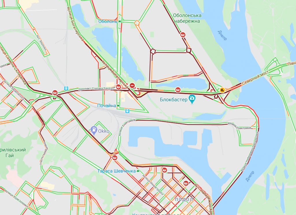 Перед выходными в Киеве образовались масштабные пробки и заторы