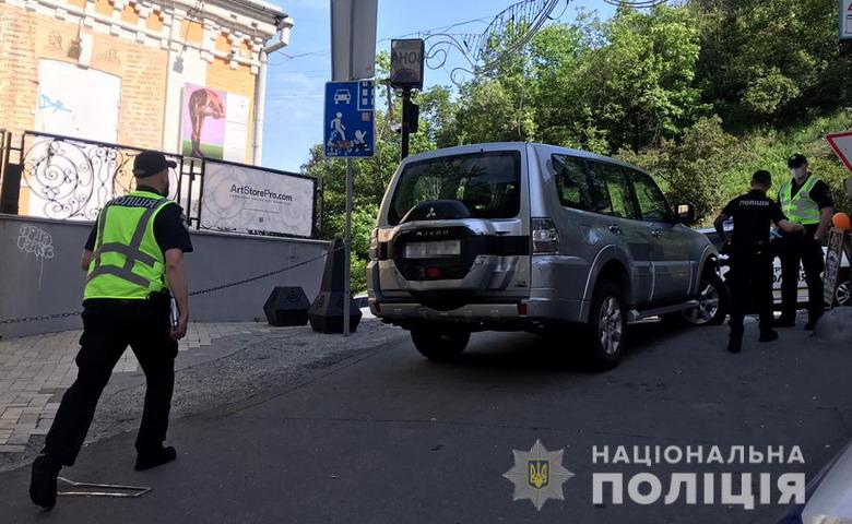 В центре Киева пьяный молодой человек угнал автомобиль посла иностранного государства (фото)