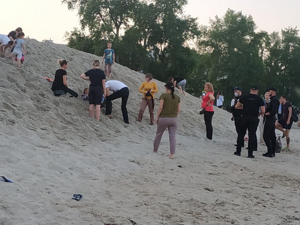 На Оболонской набережной под грудой песка чуть не погибла 10-летняя девочка (фото, видео)