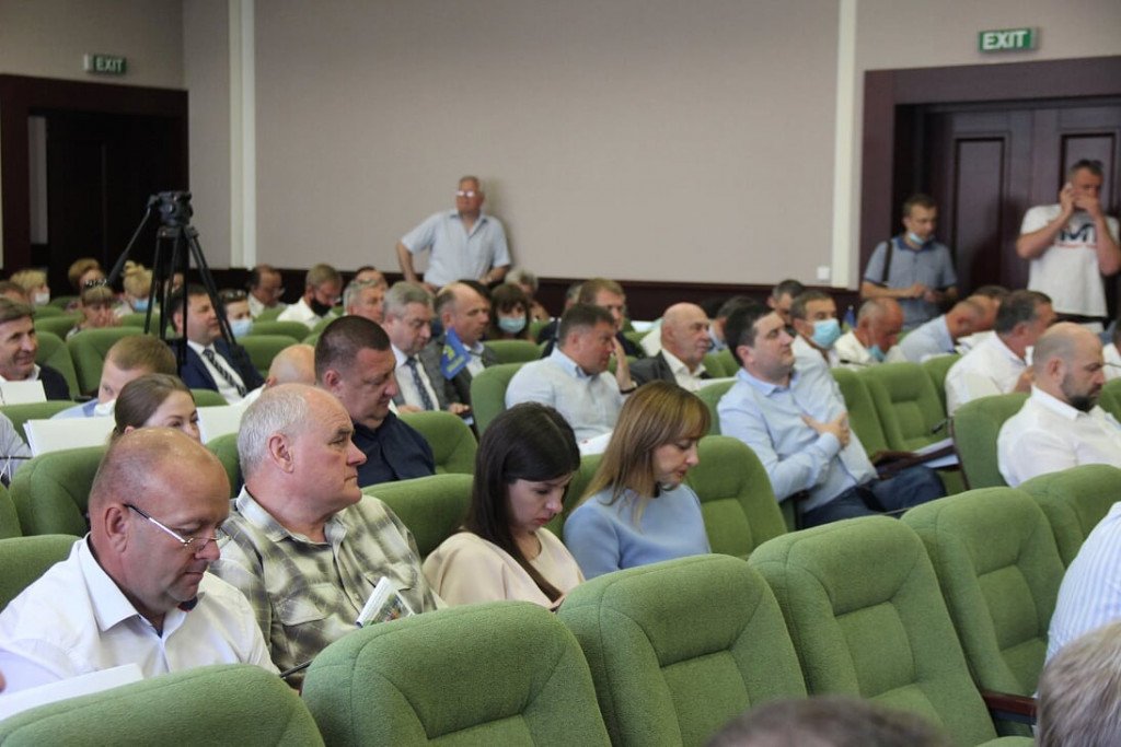 Киевский областной совет начал заседание с тотального нарушения масочного режима (фото)