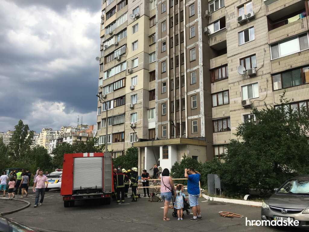 На Позняках начался масштабный пожар в жилом доме (фото, видео)