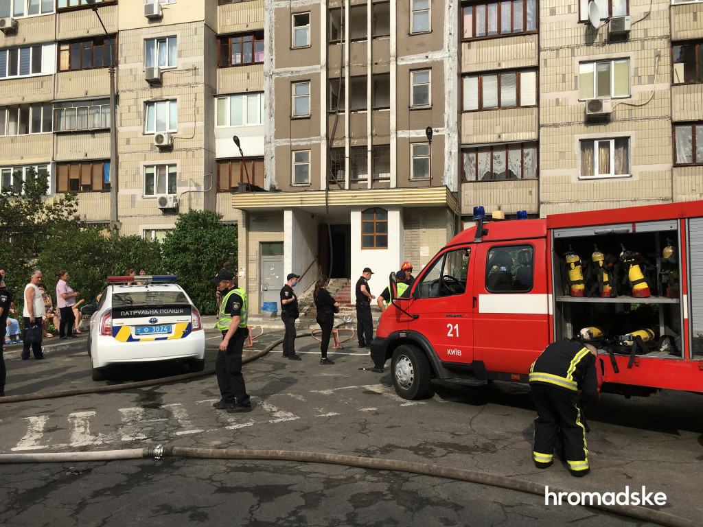 На Позняках начался масштабный пожар в жилом доме (фото, видео)