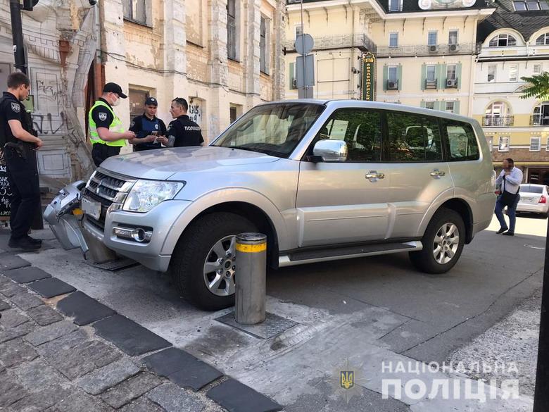 В центре Киева пьяный молодой человек угнал автомобиль посла иностранного государства (фото)