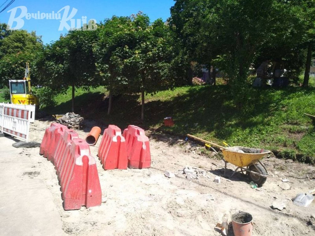 В Киеве начался капитальный ремонт Пейзажной аллеи (фото)