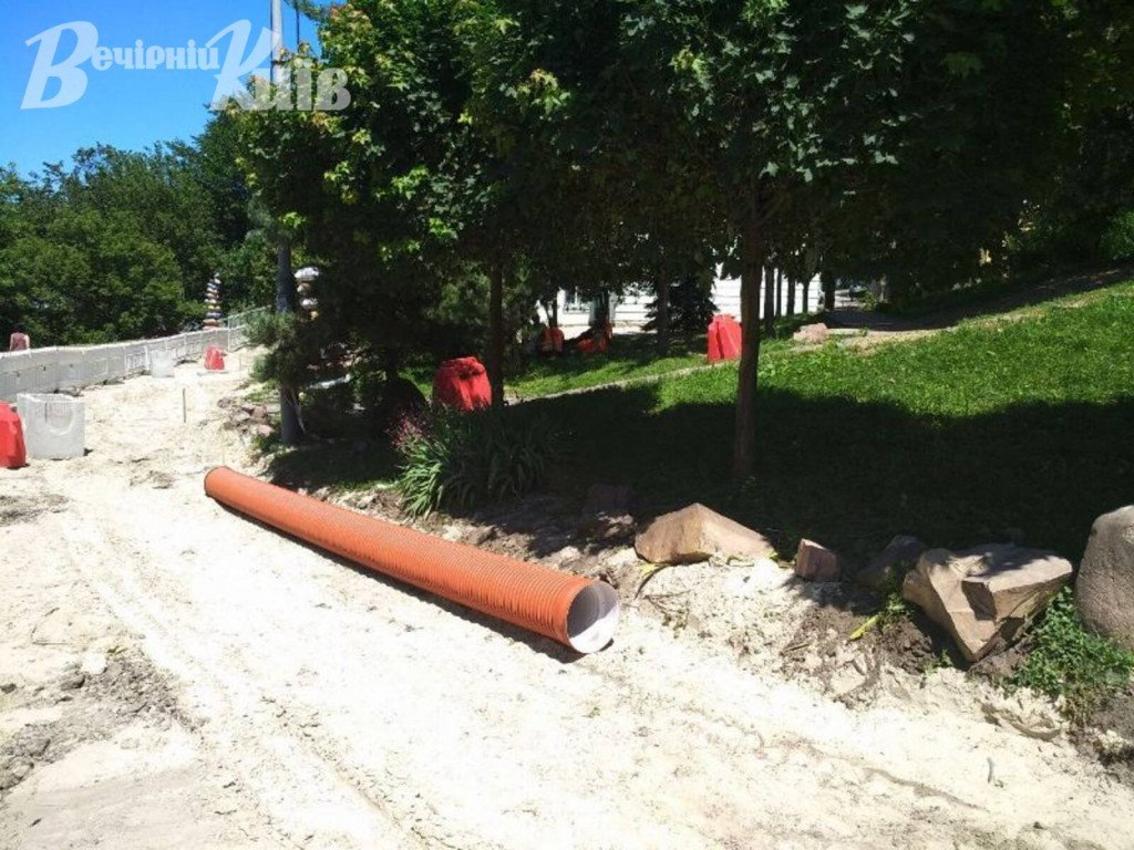 В Киеве начался капитальный ремонт Пейзажной аллеи (фото)