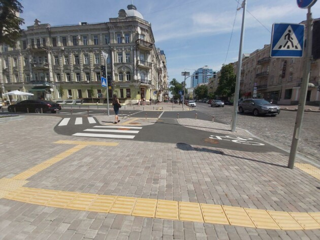На улице Франко в Киеве построили часть велоперекрестка с пешеходными переходами через велодорожку