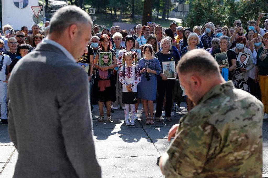 Кличко почтил память украинских защитников, погибших на востоке страны (фото)