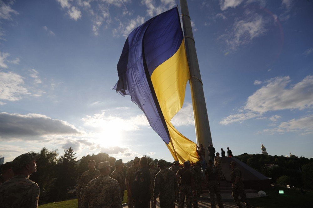 На печерских холмах Киева подняли самый большой флаг Украины (фото, видео)
