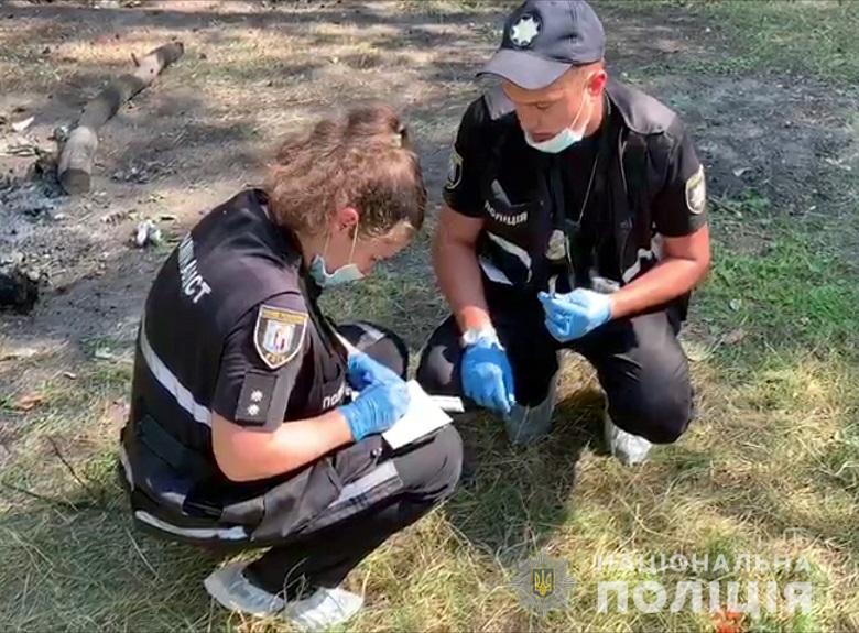 В лесополосе на Троещине полиция задержала женщину, пытавшуюся избавиться от останков мужчины (фото, видео)