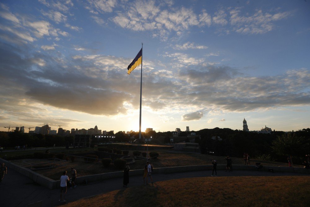На печерских холмах Киева подняли самый большой флаг Украины (фото, видео)