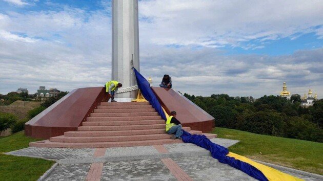 Кличко опроверг информацию о повреждении ветром самого большого флага Украины на печерских холмах