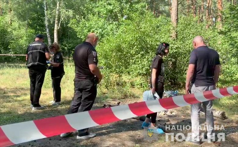 В лесополосе на Троещине полиция задержала женщину, пытавшуюся избавиться от останков мужчины (фото, видео)