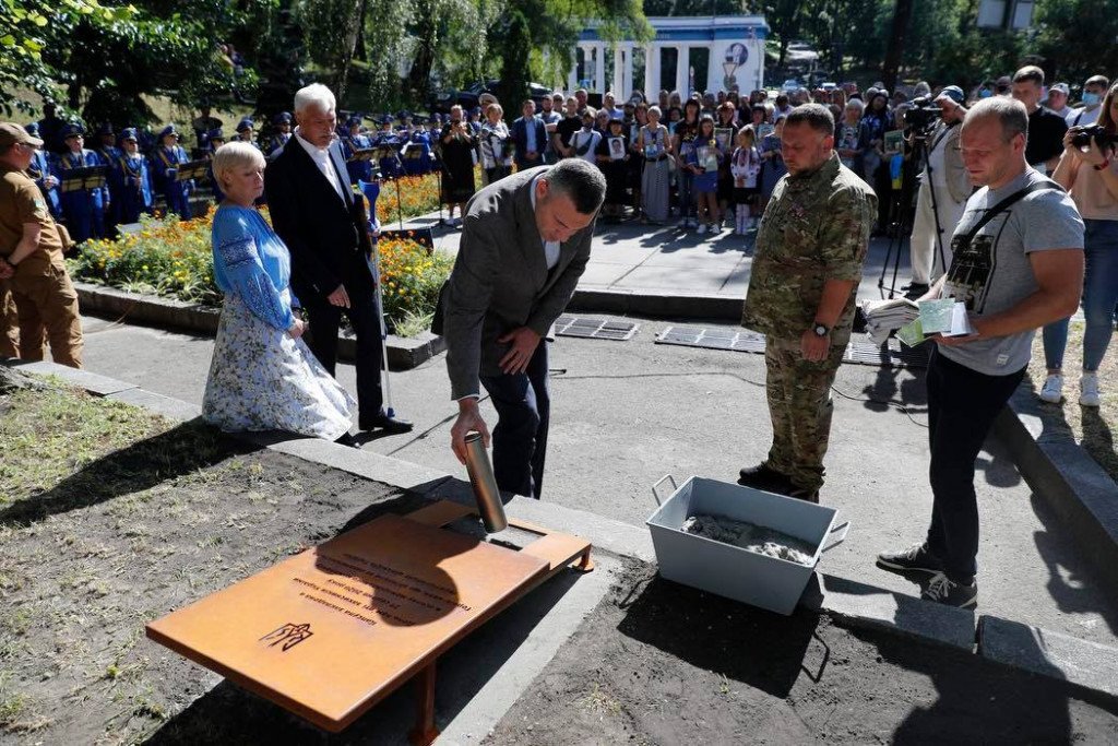 Кличко почтил память украинских защитников, погибших на востоке страны (фото)