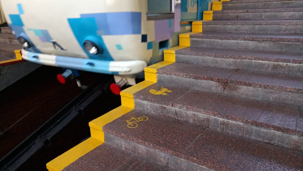 В столичном фуникулере решили пиктограммами на лестнице облегчить жизнь велосипедистам (фото)
