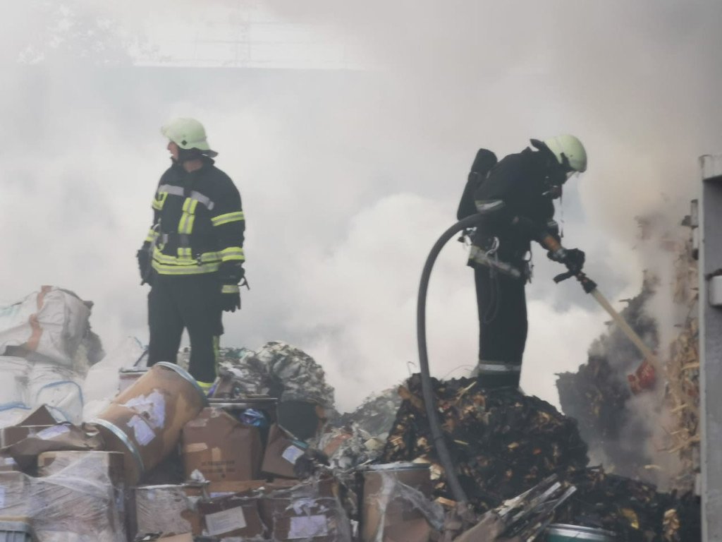 В Обухове пожарные ликвидировали возгорание на утилизационном предприятии (фото, видео)