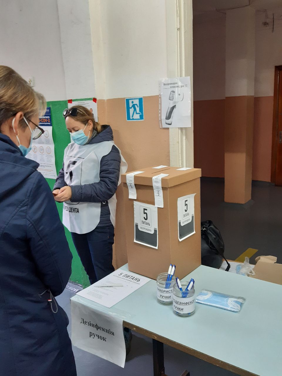 Волонтери “5 запитань” на дільницях і низька явка - спостереження “ОПОРИ” на Київщині (фото, відео)