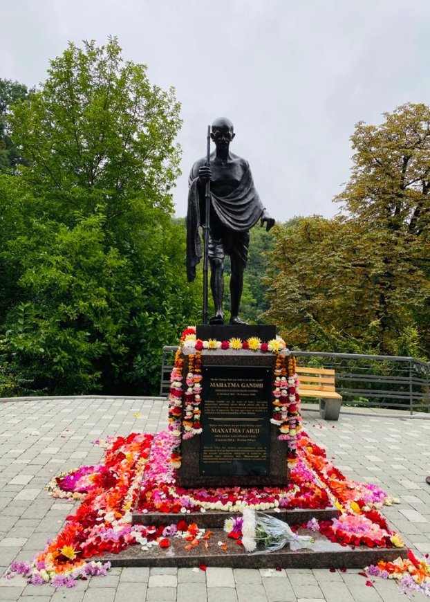 В Киеве открыли памятник Махатме Ганди (фото, видео)