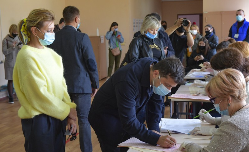 Президент вместе с супругой проголосовали на местных выборах в Киеве (фото)