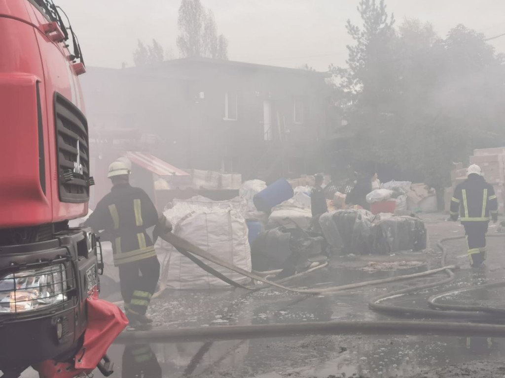 В Обухове пожарные ликвидировали возгорание на утилизационном предприятии (фото, видео)