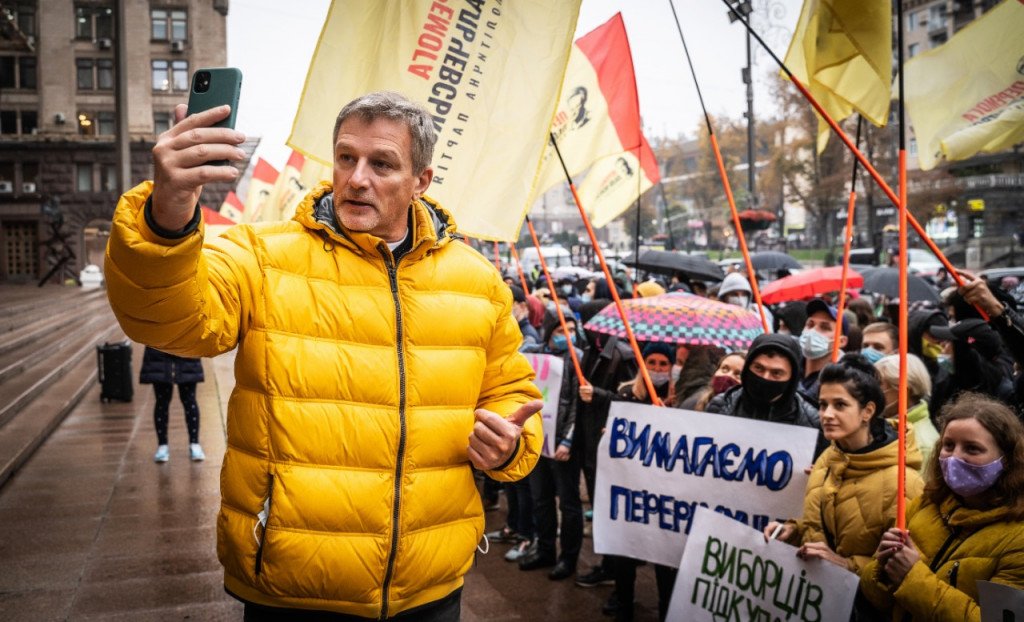 Пальчевский со сторонниками митингует под городской администрацией из-за нечестных выборов