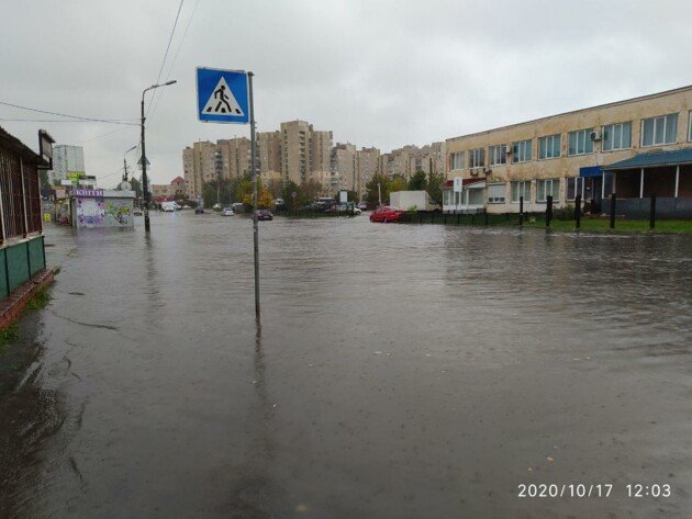 Ливень затопил улицы Киева (фото, видео)