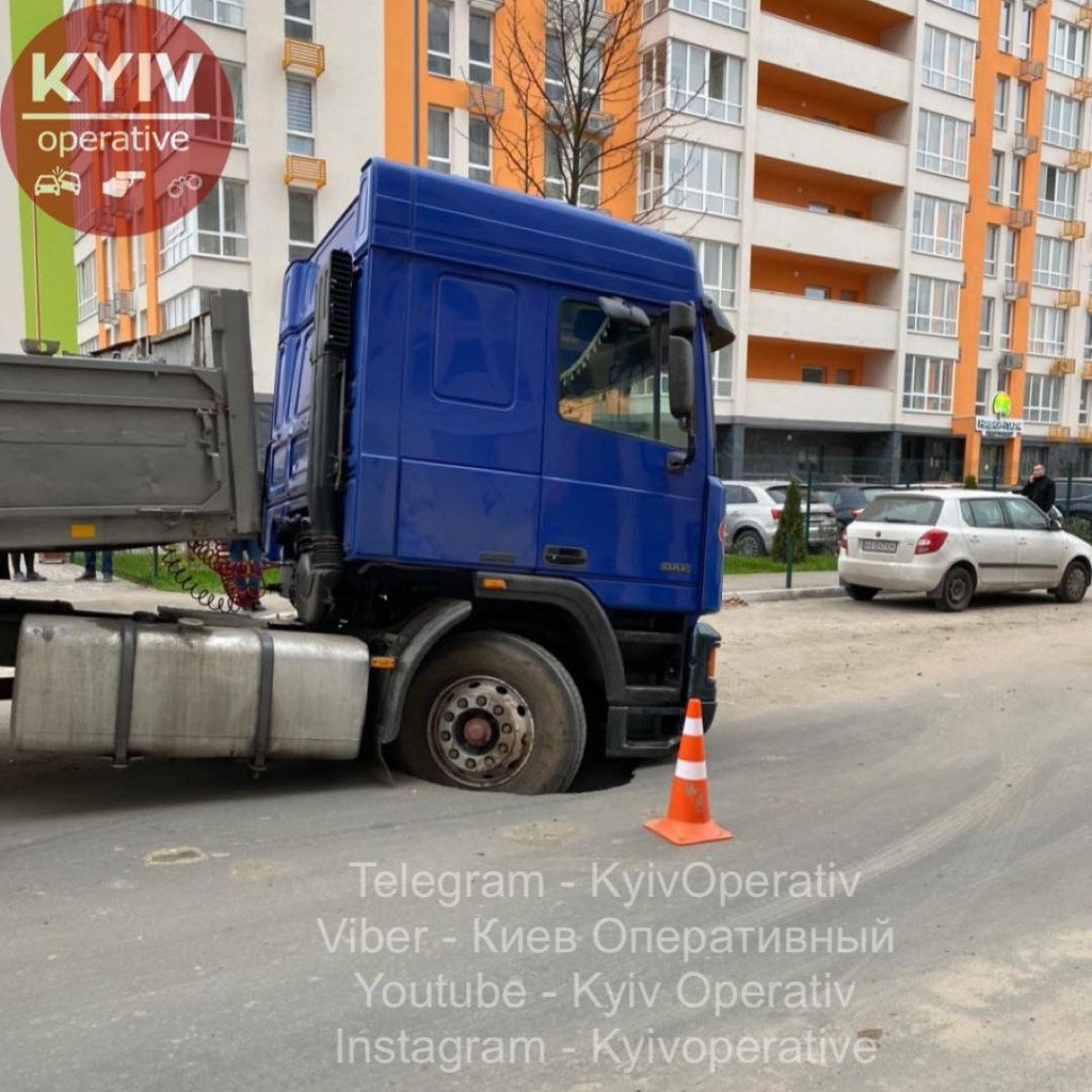 На столичном проспекте Победы грузовик провалился в яму (фото)