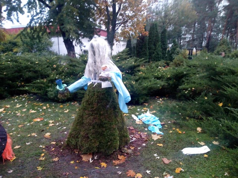 Выставка “Алиса в стране чудес” в столичном парке “Победа” вновь пострадала от вандалов (фото)