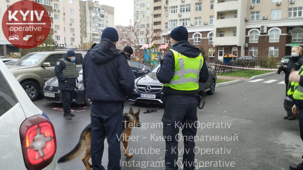 В Киеве неизвестный обстрелял “Мерседес” и оставил автомат возле автомобиля (фото)