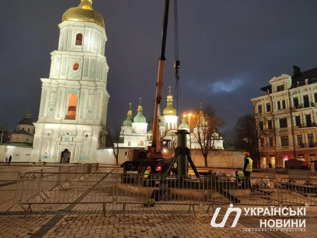 На Софийской площади в Киеве начали устанавливать главную елку страны