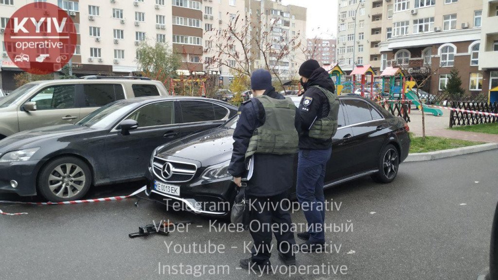 В Киеве неизвестный обстрелял “Мерседес” и оставил автомат возле автомобиля (фото)