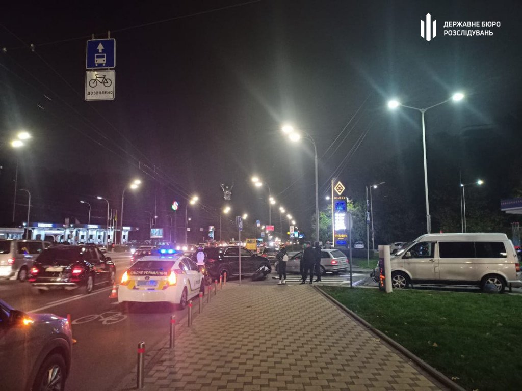 В Киеве не разминулись Mersedes-Benz судьи и спортбайк под управлением несовершеннолетнего водителя (фото)
