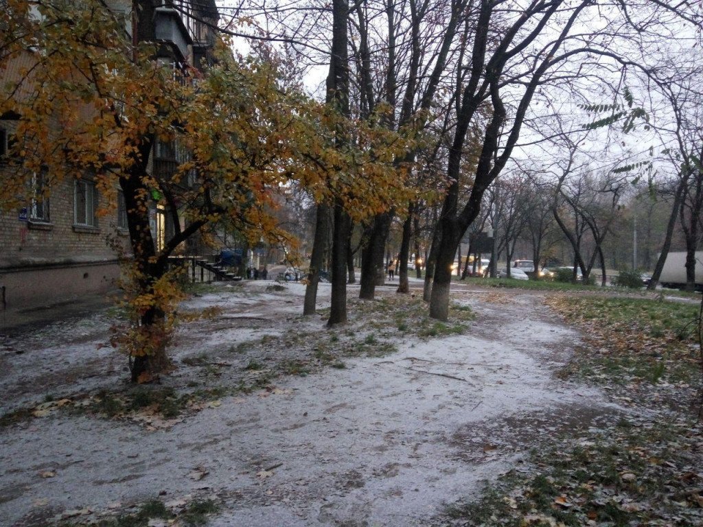 В столице закончился безморозный период и пошел первый снег (фото, видео)